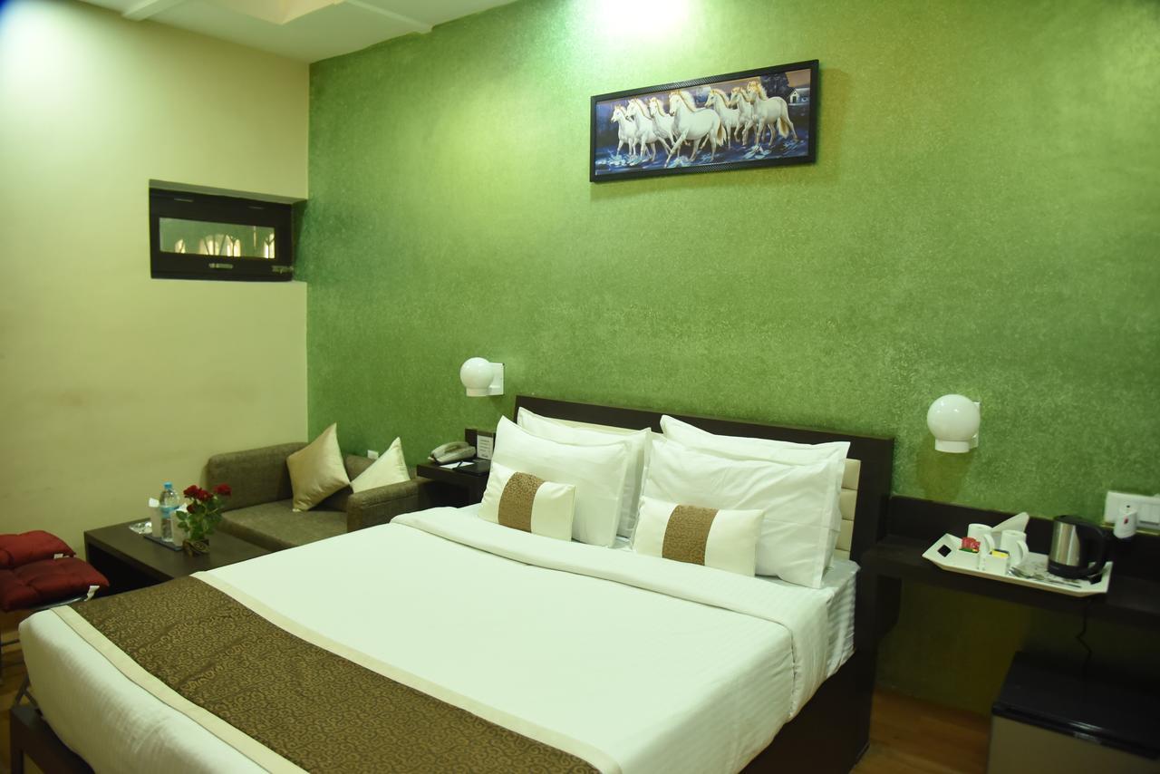Hotel Rnb Select Vijay Delux Sultānpur Exterior foto