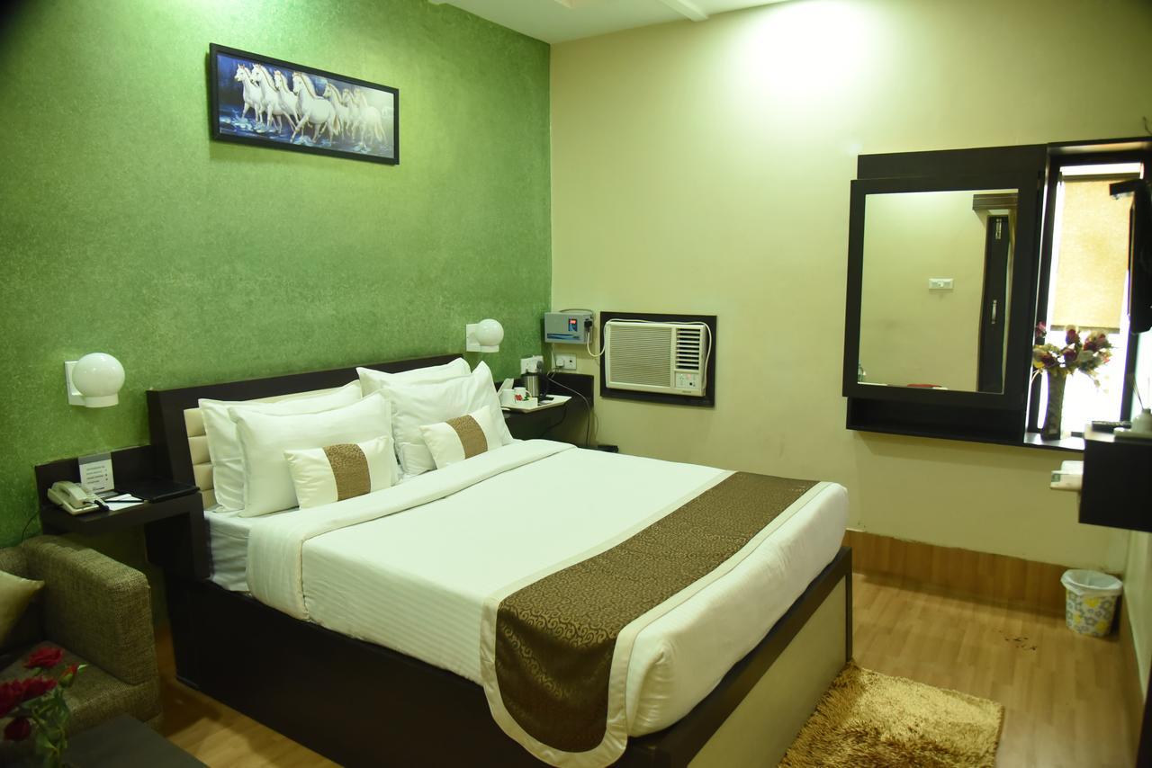 Hotel Rnb Select Vijay Delux Sultānpur Exterior foto