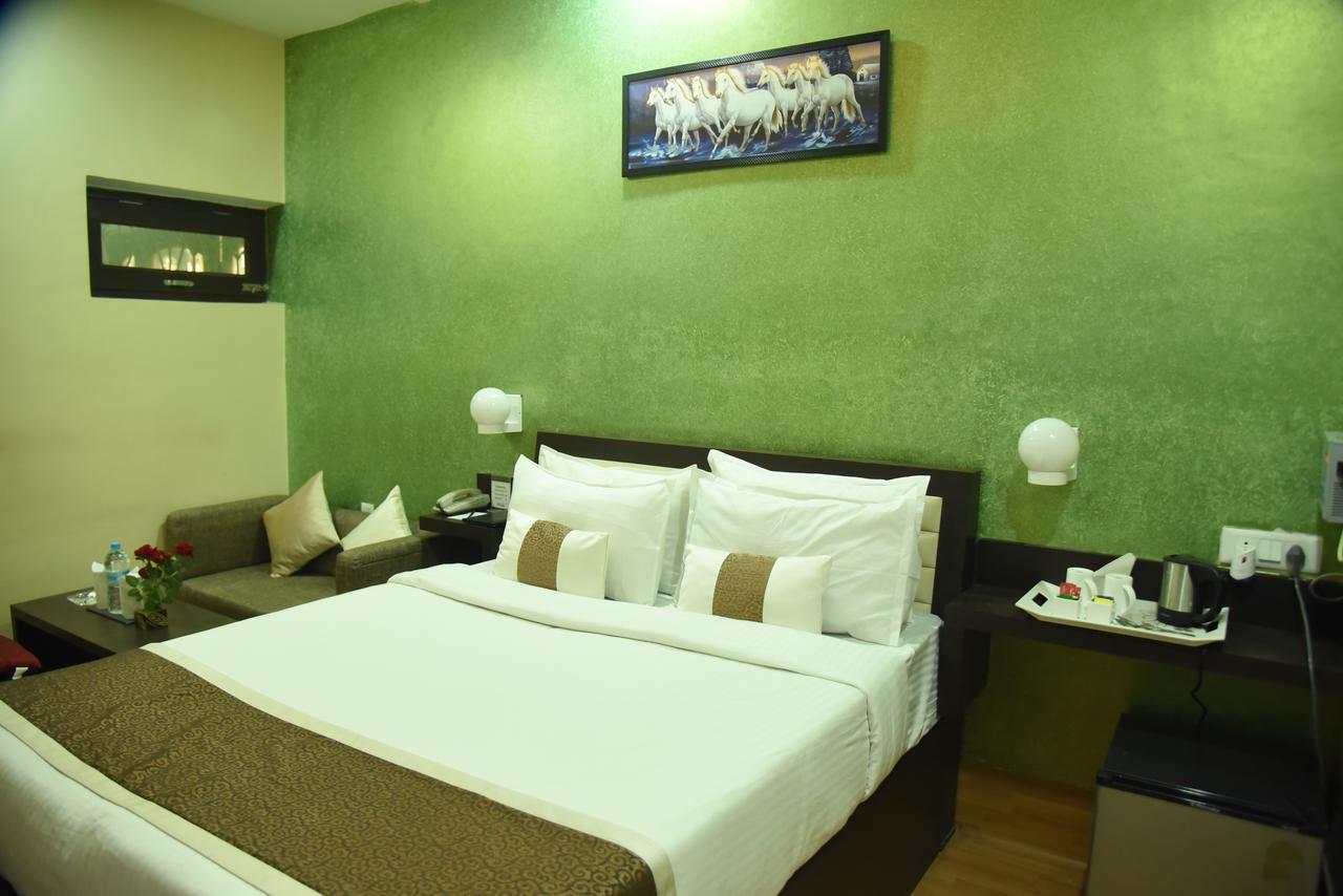 Hotel Rnb Select Vijay Delux Sultānpur Exterior foto