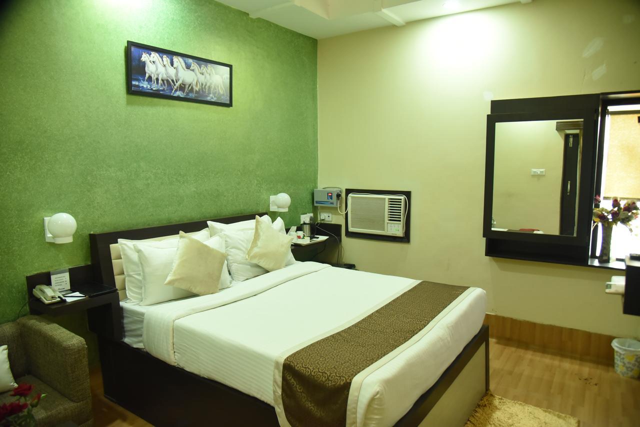 Hotel Rnb Select Vijay Delux Sultānpur Exterior foto
