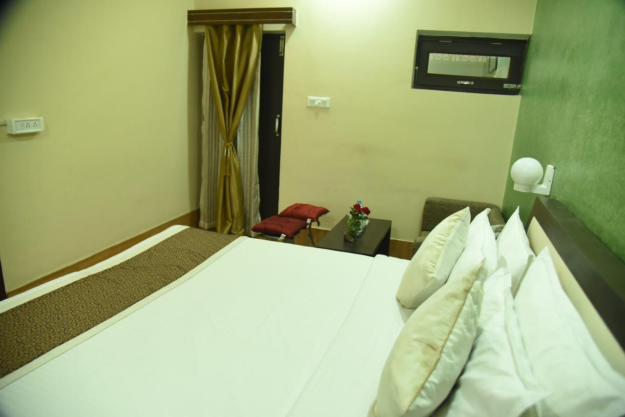Hotel Rnb Select Vijay Delux Sultānpur Exterior foto